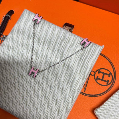 Hermes ❤️‍🔥*
Necklace 🐦‍🔥
Earring🦋
Master quality 💯
With normal boxes 🗃️ 
95 dhs🪙🌨️
With master box 📦 
115 dhs🪙🌨️

Zain216
♥️♥️♥️