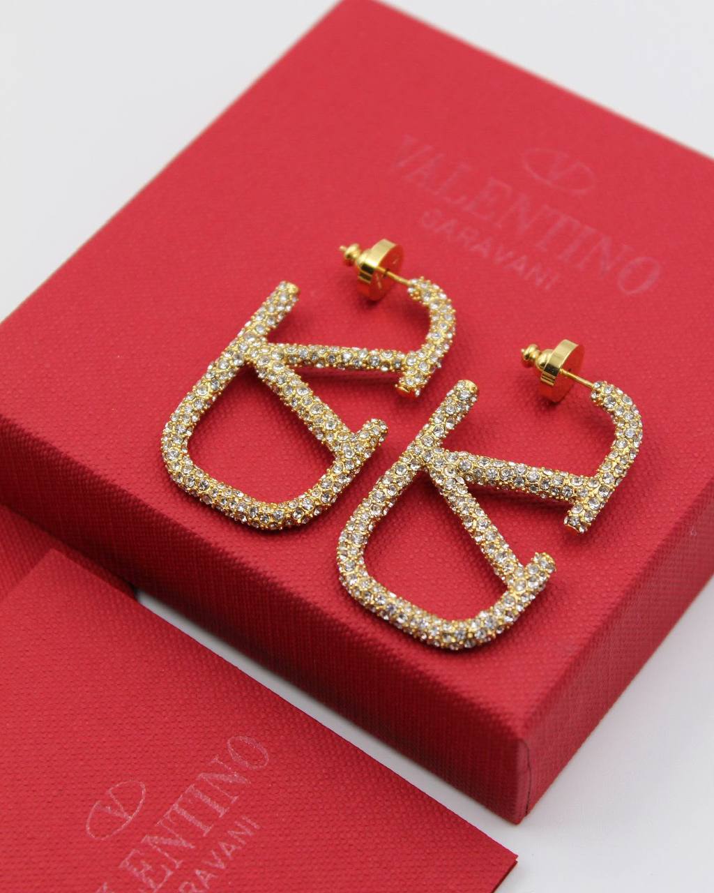 VALENTINO  ❤️🎈
Earings 
*MASTER QUALITY * 💯✅
*150 dhs💓* with *Orignal* Box🎁
*130 dhs💓* with *Normal* Box🎁

Zain106
♥️♥️♥️