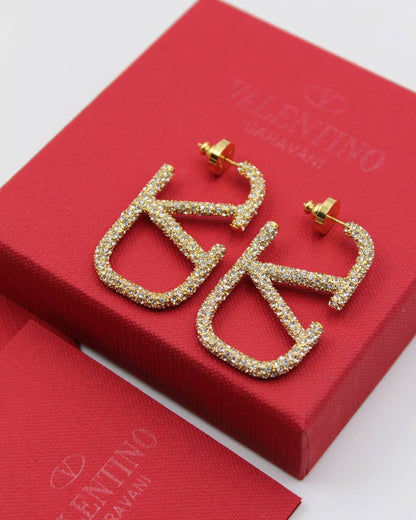 VALENTINO  ❤️🎈
Earings 
*MASTER QUALITY * 💯✅
*150 dhs💓* with *Orignal* Box🎁
*130 dhs💓* with *Normal* Box🎁

Zain106
♥️♥️♥️