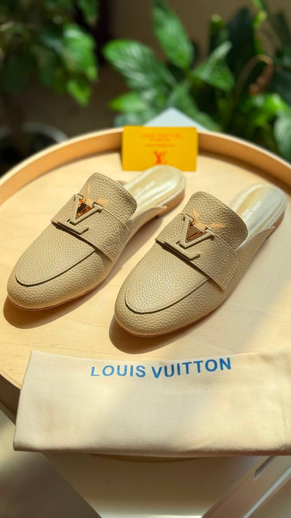 LV
Available🤩
Master quality 
Size: 36 to 41
450 dhs💓

Zain318
♥️♥️♥️