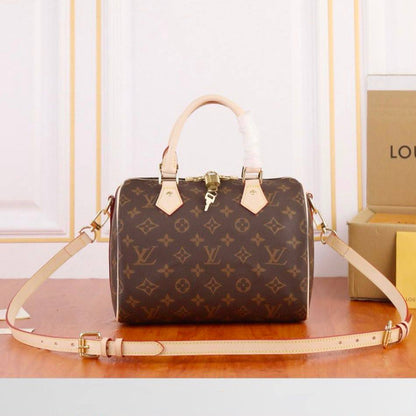 LV SPEEDY 
25CM ,GOOD QUALITY 
WITH BOX 
100 dhs✅

Zain295
♥️♥️♥️