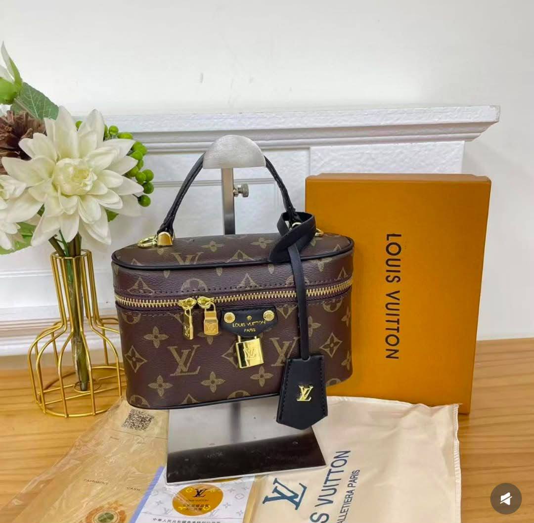 LV

95 dhs🇦🇪🇦🇪

size 18cm
Good-quality 

with box
2chain

Zain35
♥️♥️♥️