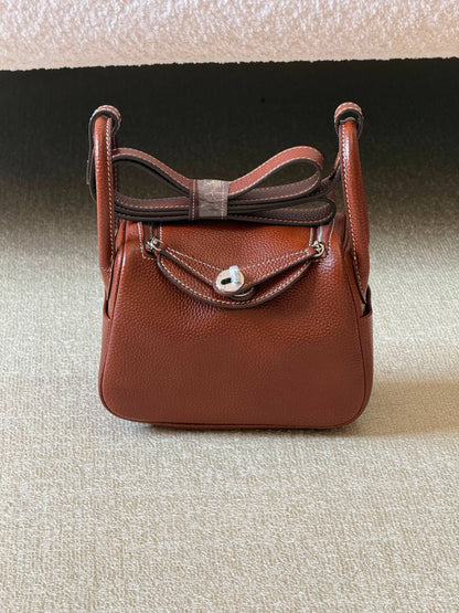 Hermes mini Lindy 18cm💥Master quality ✅with box 📦 
340 dhs✅

Zain51
♥️♥️♥️