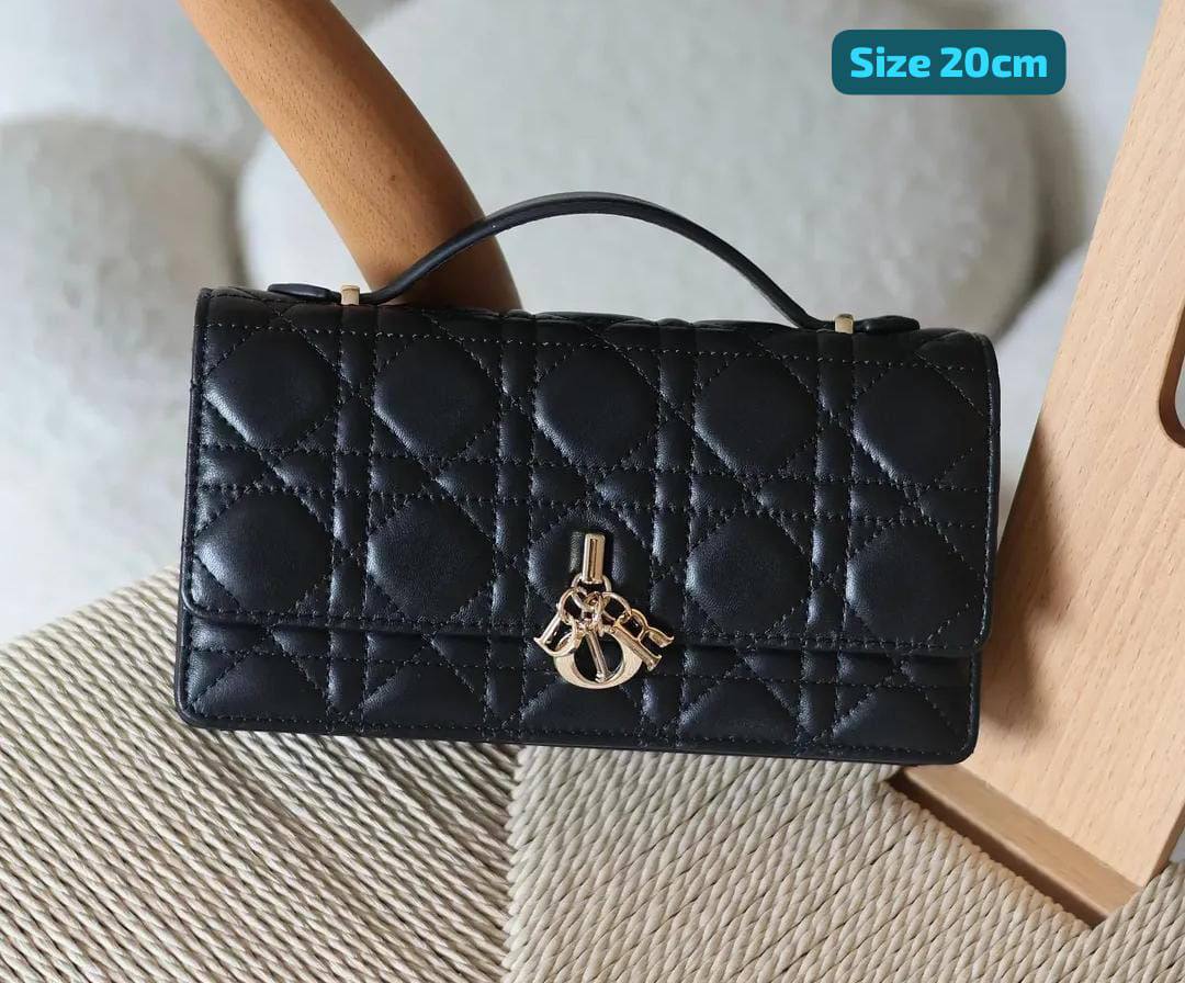 Dior
Best quality
With box’s🎁

115 dhs✅
size 20cm

Zain158
♥️♥️♥️