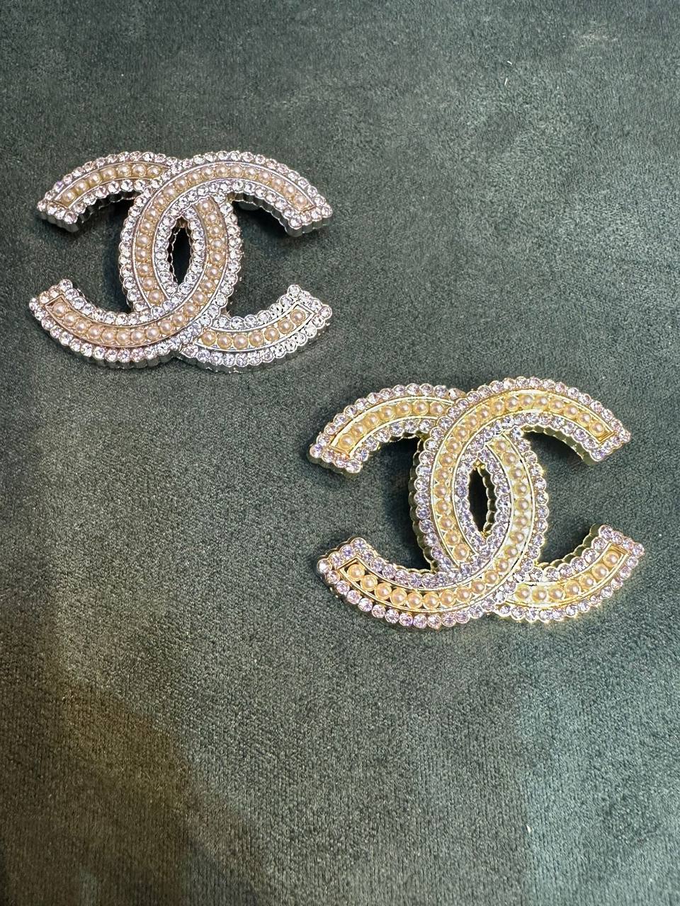 New arrival branded Brooches 

30 dhs🪙🌨️
40 dhs🪙🌨️

pc with branded box and paper bag🎁🎁🎁

Zain243
♥️♥️♥️