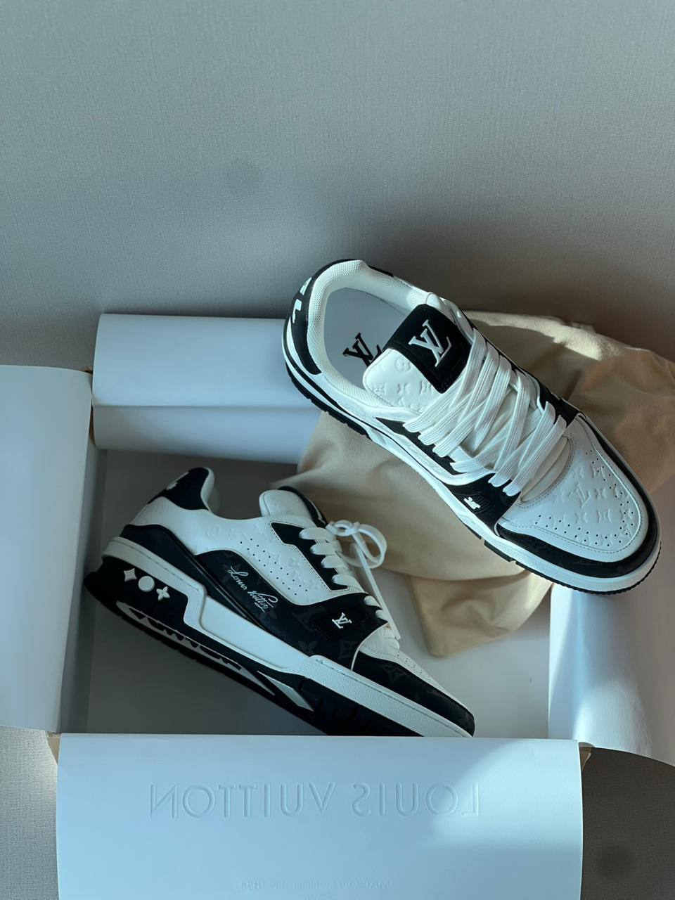 LOUIS VUITTON 
SUPER MASTER 
40-46
600 dhs🪙🖤

Zain43
♥️♥️♥️