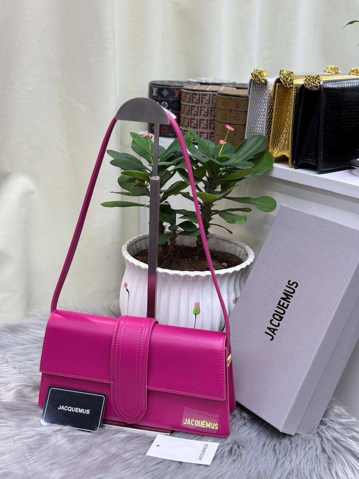Jacquemus

with box
🎁🎁🎁

95 dhs🗽

Zain244
♥️♥️♥️