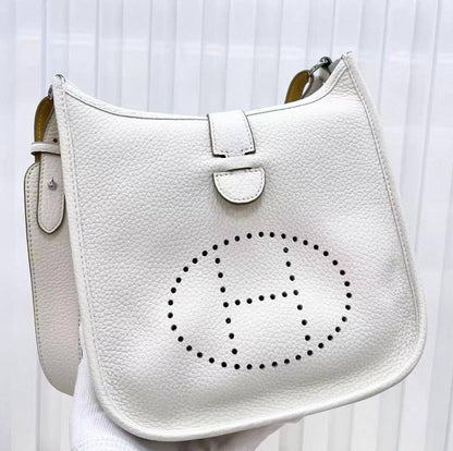 Hermes

90 dhs✅

with box
🎁🎁🎁

size 23cm

Zain26
♥️♥️♥️