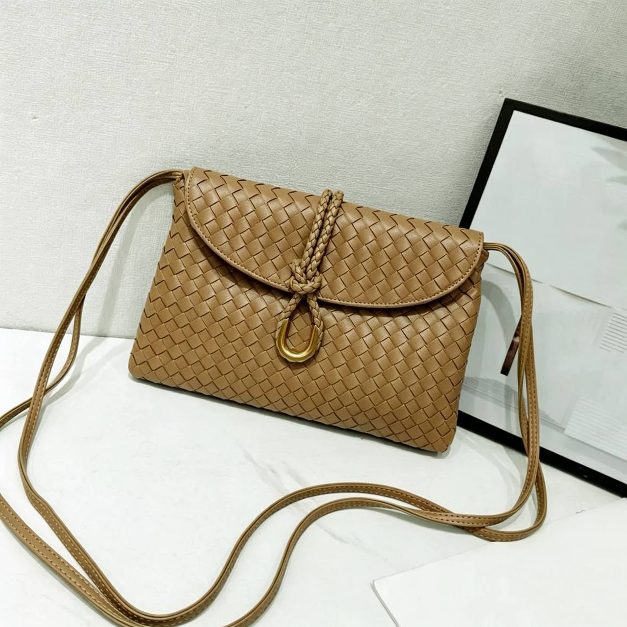 BOTTEGA
GOOD QUALITY 
WITH BOX 
110 dhs💛

Zain295
♥️♥️♥️