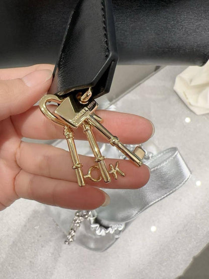 ❤️ CK / Chanel / D&G

1️⃣ First quality

Size : 28 ~ 20 * 15 cm
95 dhs🇦🇪🇦🇪

Zain115
♥️♥️♥️