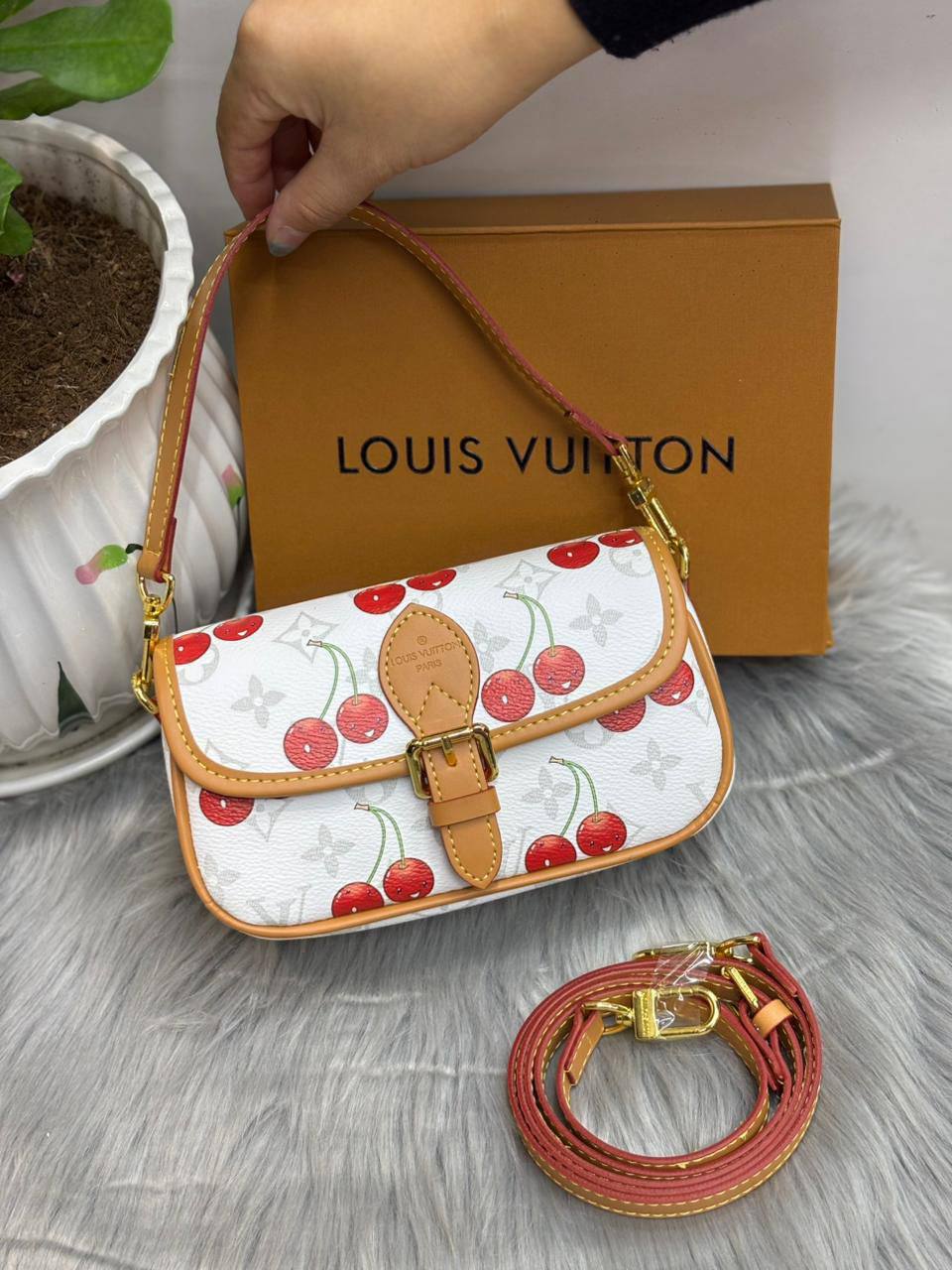 LV

SIZE  ……… 19 CM 🥰🥰🥰

90 dhs🪙🌨️

with BOX
🎁🎁🎁

Zain244
♥️♥️♥️