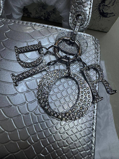 💎 Lady Dior 
Super quality +🎁
Logo with diamond💎
Size : 18 * 14 * 7 cm
125 dhs👑
with box 🎁

Zain115
♥️♥️♥️