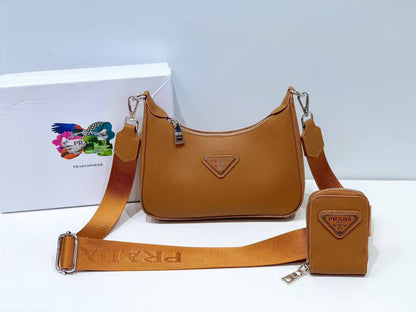 💞 Prada 2 in 1
1️⃣ First quality ＋🎁
Size : 22.5 * 18 * 6 cm
90 dhs🪙🌨️

with box🎁

Zain115
♥️♥️♥️