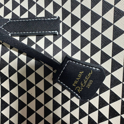PRADA 

RESTOCK 

GOOD QUALITY

90 dhs🪙💕

Zain39
♥️♥️♥️