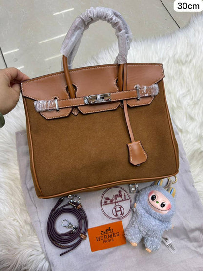 💎Hermes Birkin Suede new 🌟
1⃣️ First quality 
Size : 30 * 22  cm
120 dhs🌺

Zain115
♥️♥️♥️
