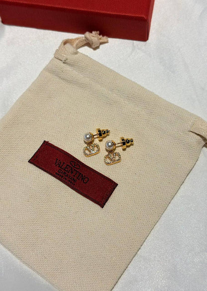 VALENTINO* ♥️
* Full Set
* ⁠Necklace, Earrings & Bracelet 
* Gold-Finish Metal with Stones & Pearl
* ⁠↗️ *Super Master Quality ®️* 🫆
full Set
*270 dhs❤️* with *Normal* Box & Bag
*300 dhs❤️* with *Original* Packaging 🎁

Zain106
♥️♥️♥️