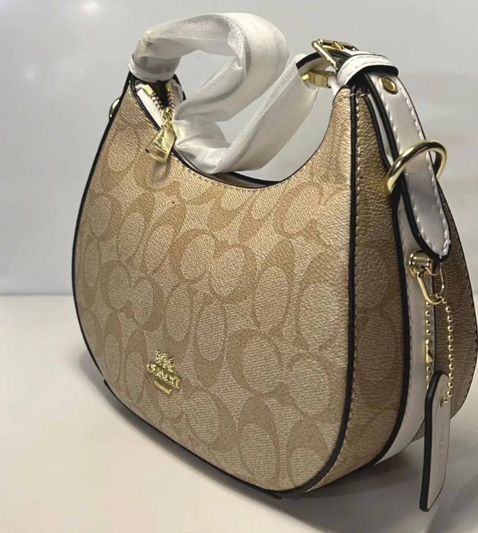 Coach

95 dhs💓
SIZE：21×18×8cm
High quality

Zain35
♥️♥️♥️