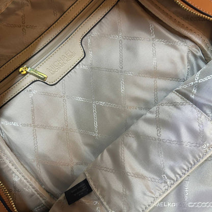 MK 
BACKPACK 
GOOD QUALITY  
95 dhs✅

Zain39
♥️♥️♥️