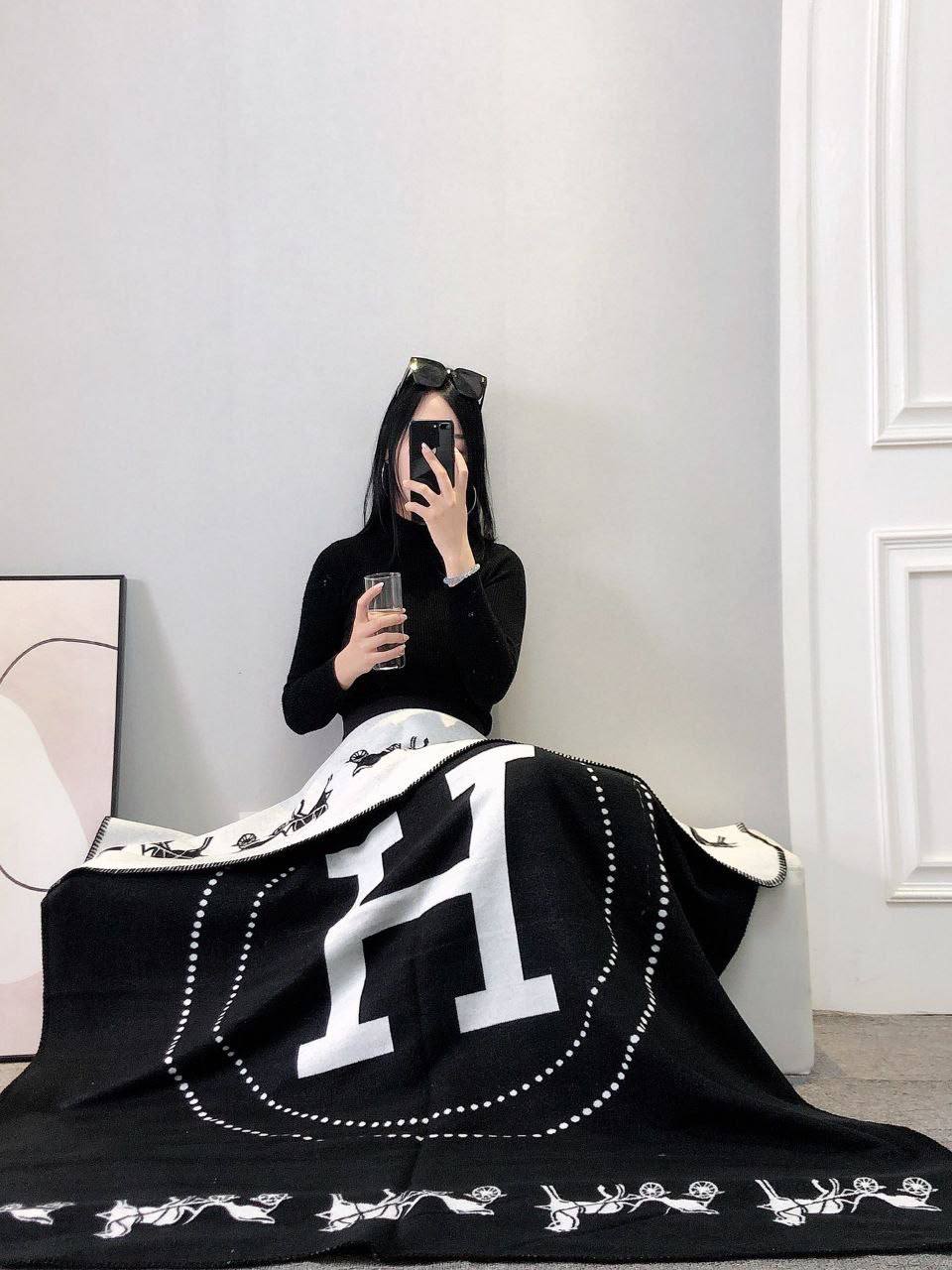 New collection 
Master 
Throw blanket in Merinos wool and cashmere (90%
rinos wool, 10% cashmere)
Size 135*170
👉🏽Blanket 
150 dhs✅

👉🏽Pillows with feeling
90 dhs✅

Zain99
♥️♥️♥️