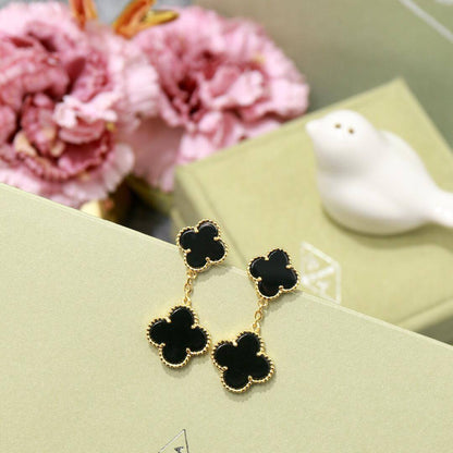VCA 💫✨
       *Earrings 2 FLOWER*     💎
65 dhs🪙🌨️
             _WITH_
        *GOOD Box*📦
🎁🎁🎁


Zain89
♥️♥️♥️