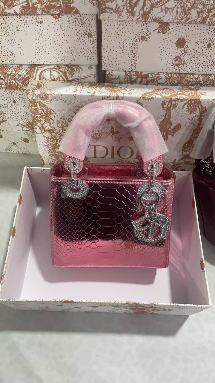 Dior
130 dhs💓
with box

Zain143
♥️♥️♥️