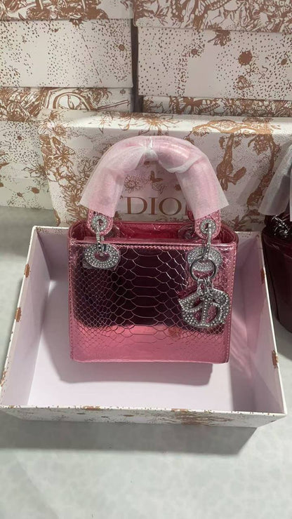 Dior
130 dhs💓
with box

Zain143
♥️♥️♥️