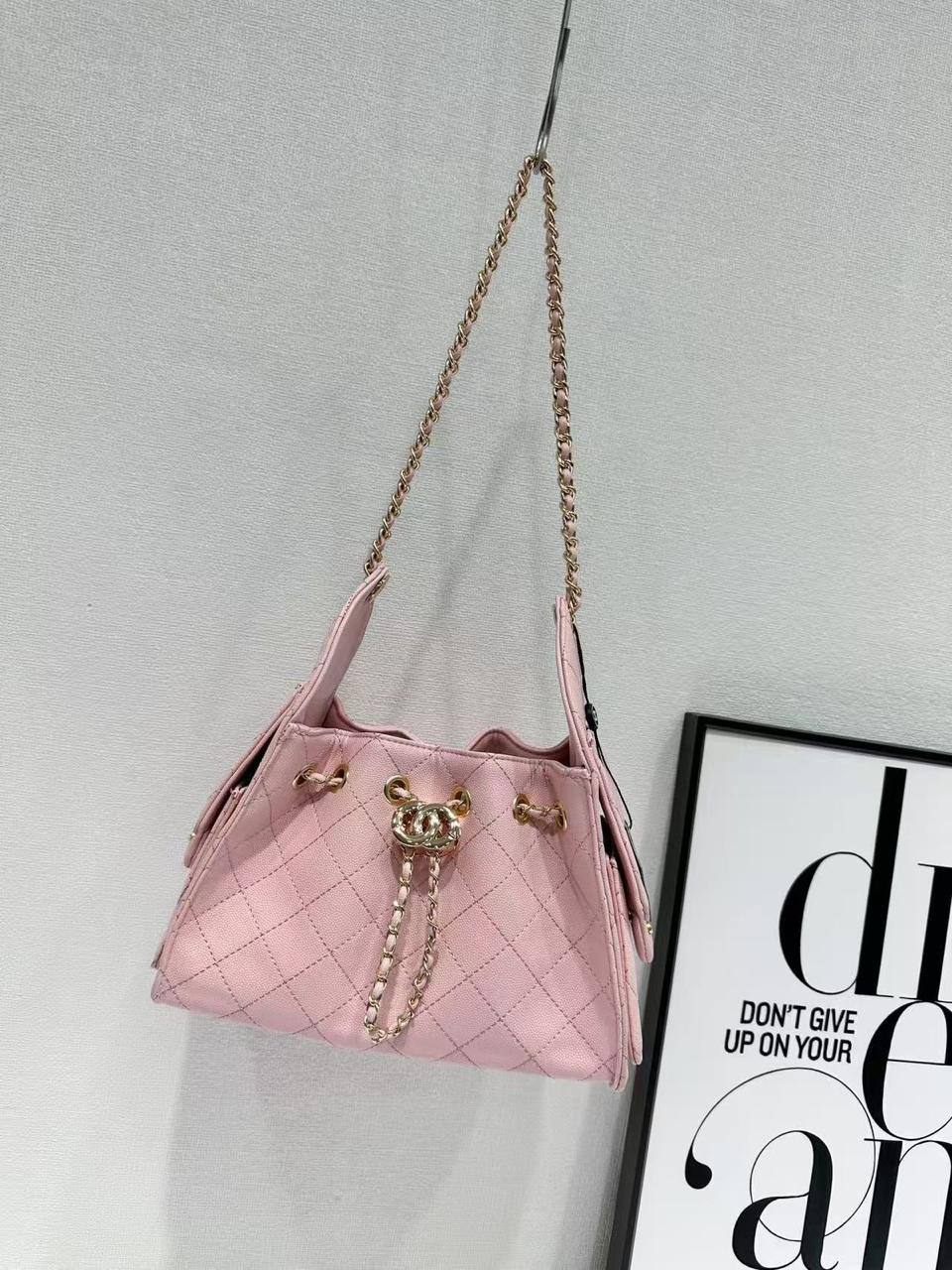 Chanel
25 CM
105 dhs✅
good quality

Zain143
♥️♥️♥️