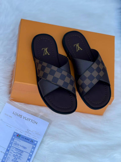 LV Slipper
Size :39 to 45
110 dhs🪙🖤

Zain241
♥️♥️♥️