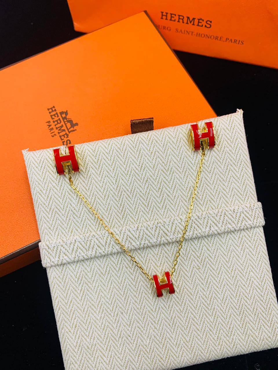 MASTER HERMES 
SET✨
NECKLACE EARRINGS.  💥💫
WITH NORMAL BOX AND PAPER BAG 
90 dhs❣️
WITH SAME BOX AND PAPER BAG 
115 dhs❣️

Zain89
♥️♥️♥️