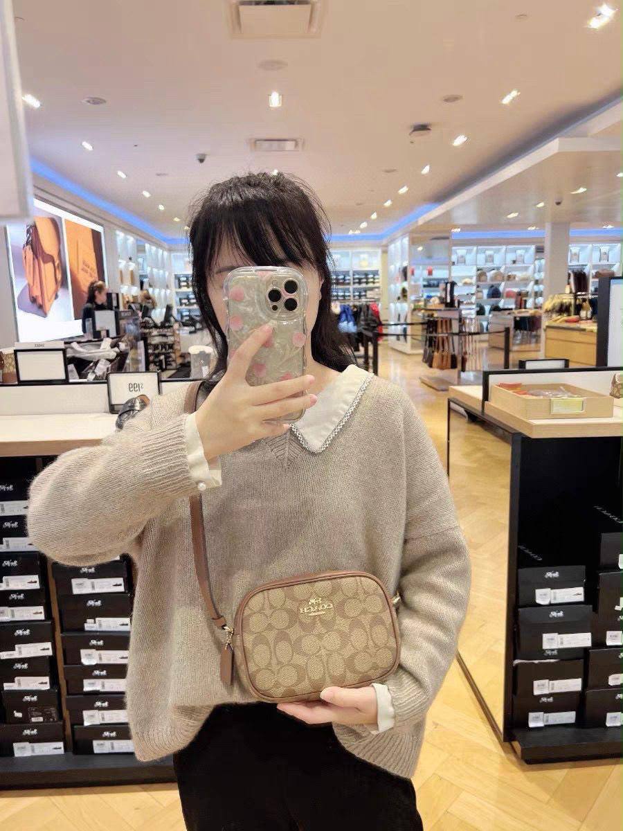 COACH 
HIGH QUALITY 
WITH BOX 

90 dhs💓

Zain17
♥️♥️♥️