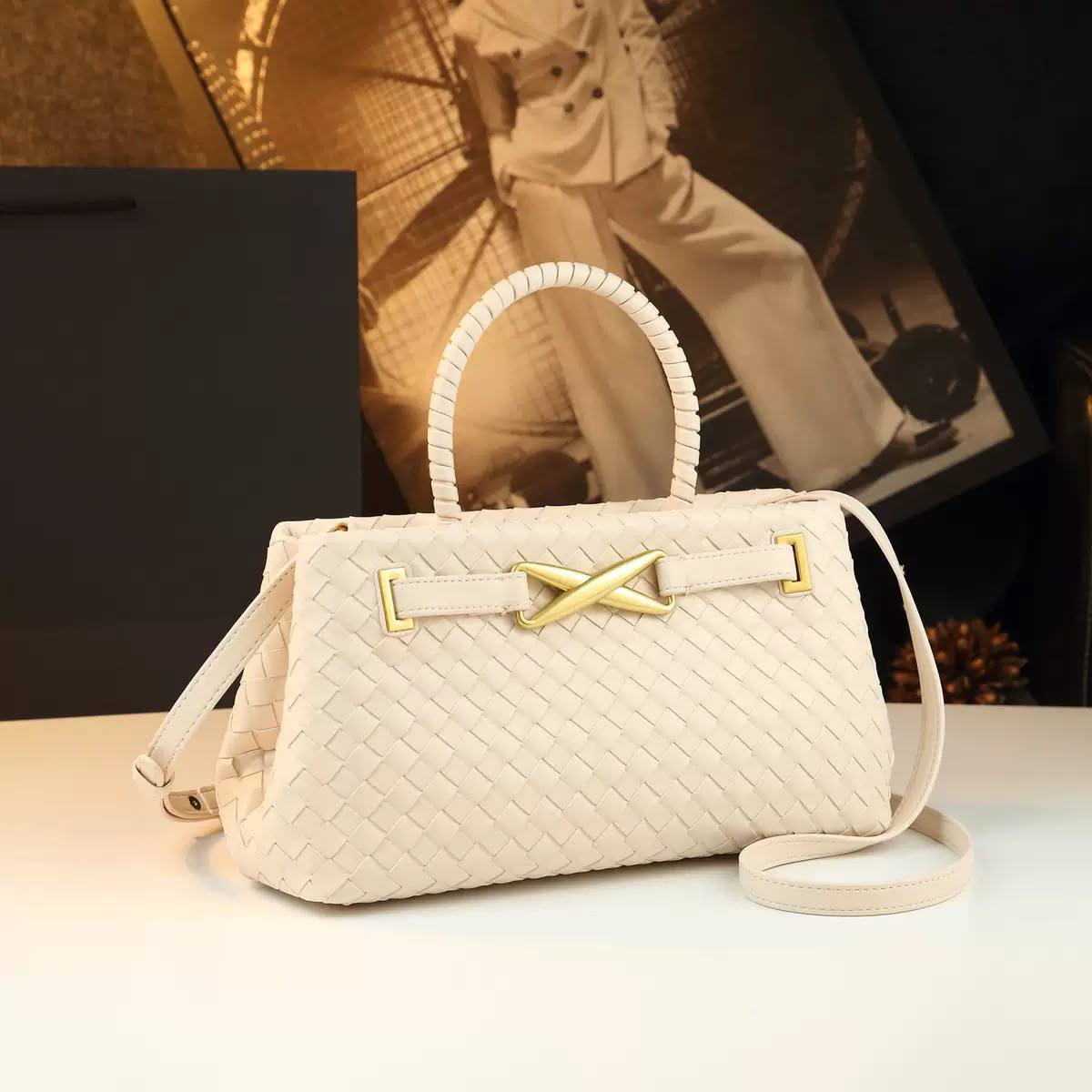 BOTTEGA NEW CAME HIGH QUALITY WITH BOX 
150 dhs✅

Zain295
♥️♥️♥️