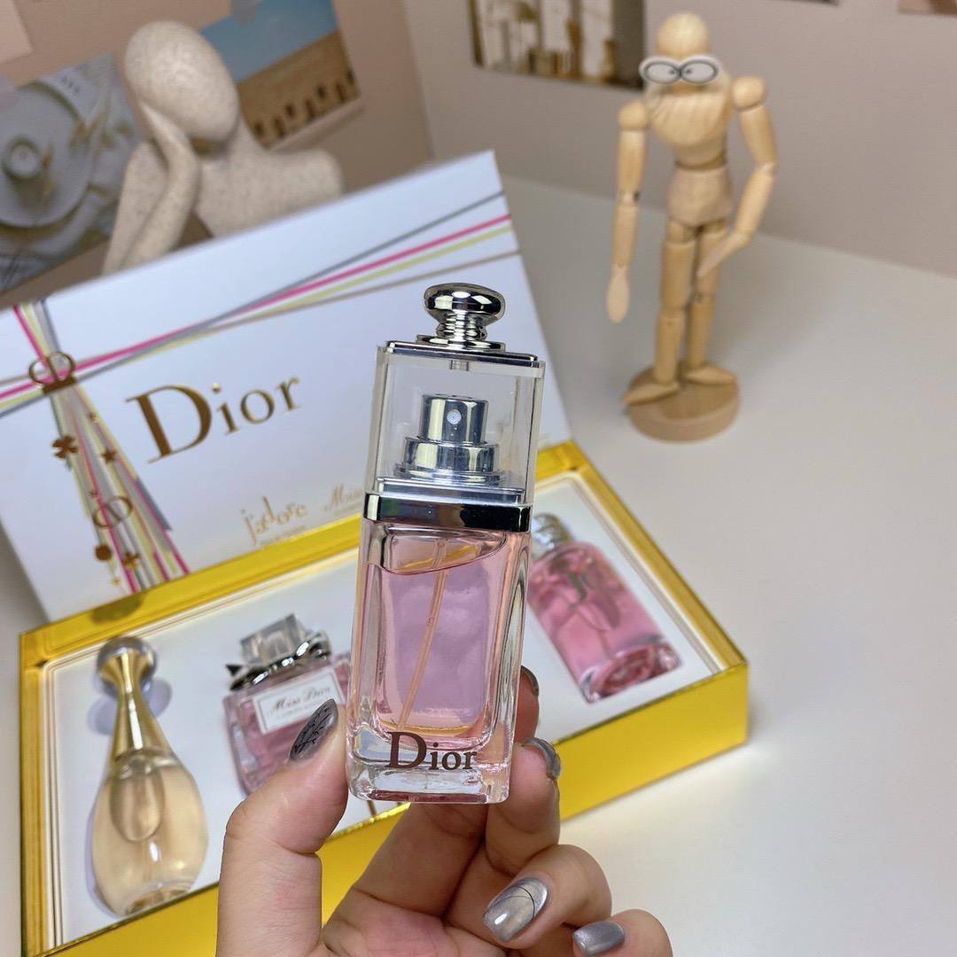 Dior Set
30 ml each 
65 dhs❣️
Very good Quality

Zain24
Zain17
♥️♥️♥️