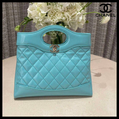Chanel fragrance case, 
good quality, comes 

with box, 
🎁🎁🎁

size...24* 19 cm 
100 dhs🪙💕

Zain12
♥️♥️♥️