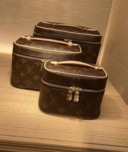 New LV cosmetic bag arrived, 
good quality, with box, 3 sizes
①  25* 18 cm price 🧧110 dhs✅ 
②  20* 13 cm price 🧧 100 dhs✅
③  16 * 10 cm price 🧧 95 dhs✅

Zain12
♥️♥️♥️