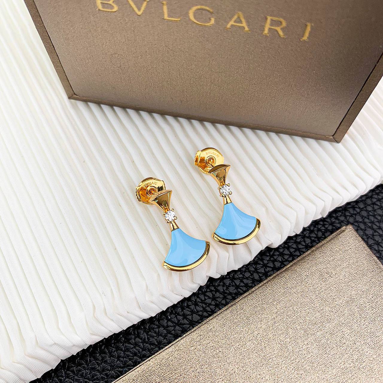 BVLGARI ❤️‍🔥*
Earring 🍁
Master quality 💯
With normal boxes 📦 
60 dhs🇦🇪
With master box 🗃️ 
90 dhs🇦🇪

Zain216
♥️♥️♥️