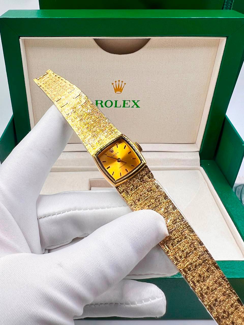Rolex
350 dhs🇦🇪🇦🇪 
with box  
size：25mm×25mm

Zain85
♥️♥️♥️
