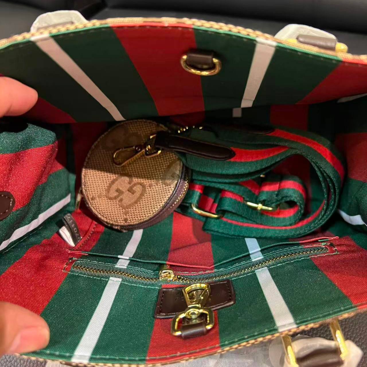 Gucci
95 dhs✅
size 25cm

Zain26
♥️♥️♥️