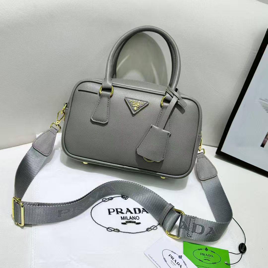 Prada 
115 dhs✅
Size 25 cm

Zain161
♥️♥️♥️