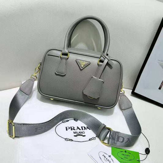 Prada 
115 dhs✅
Size 25 cm

Zain161
♥️♥️♥️
