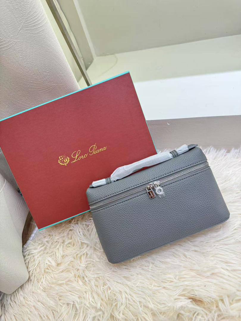 Loro Piana
80 dhs✅

with box
🎁🎁🎁

size 19×7×12cm

Zain42
♥️♥️♥️