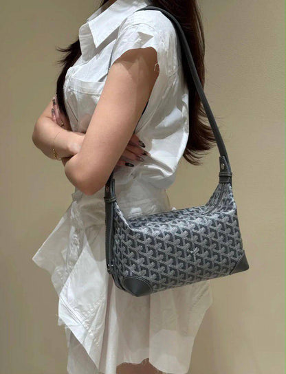 Goyard 
good quality 
with box 
120 dhs🇦🇪🇦🇪
Size : 25cm

Zain17
♥️♥️♥️