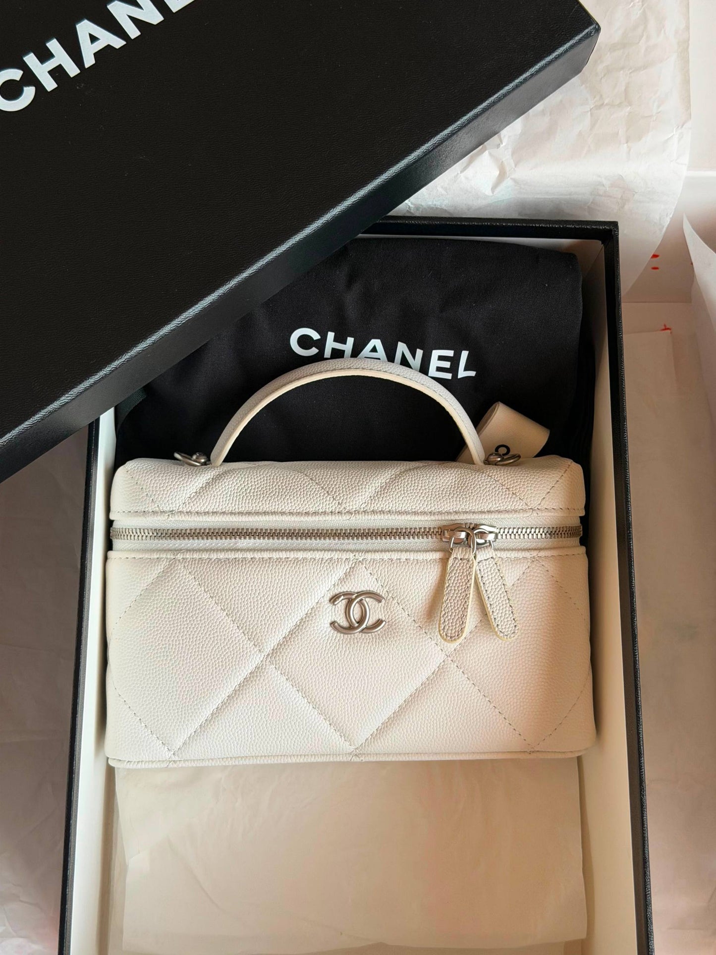 CHANEL
𝐕𝐚𝐧𝐢𝐭𝐲 𝐁𝐚𝐠 𝐖𝐢𝐭𝐡 𝐂𝐡𝐚𝐢𝐧 
950 dhs✅
Full Packge Super Master

ETAG4
♥️♥️♥️