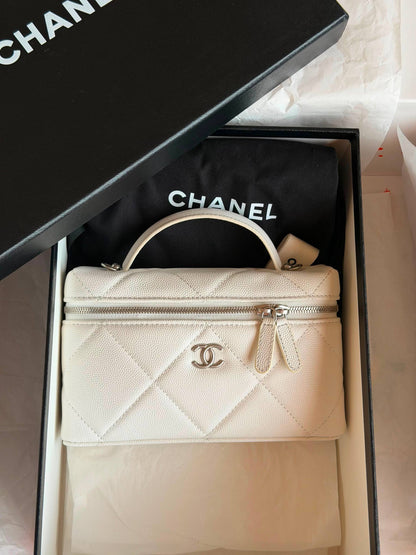 CHANEL
𝐕𝐚𝐧𝐢𝐭𝐲 𝐁𝐚𝐠 𝐖𝐢𝐭𝐡 𝐂𝐡𝐚𝐢𝐧 
950 dhs✅
Full Packge Super Master

ETAG4
♥️♥️♥️