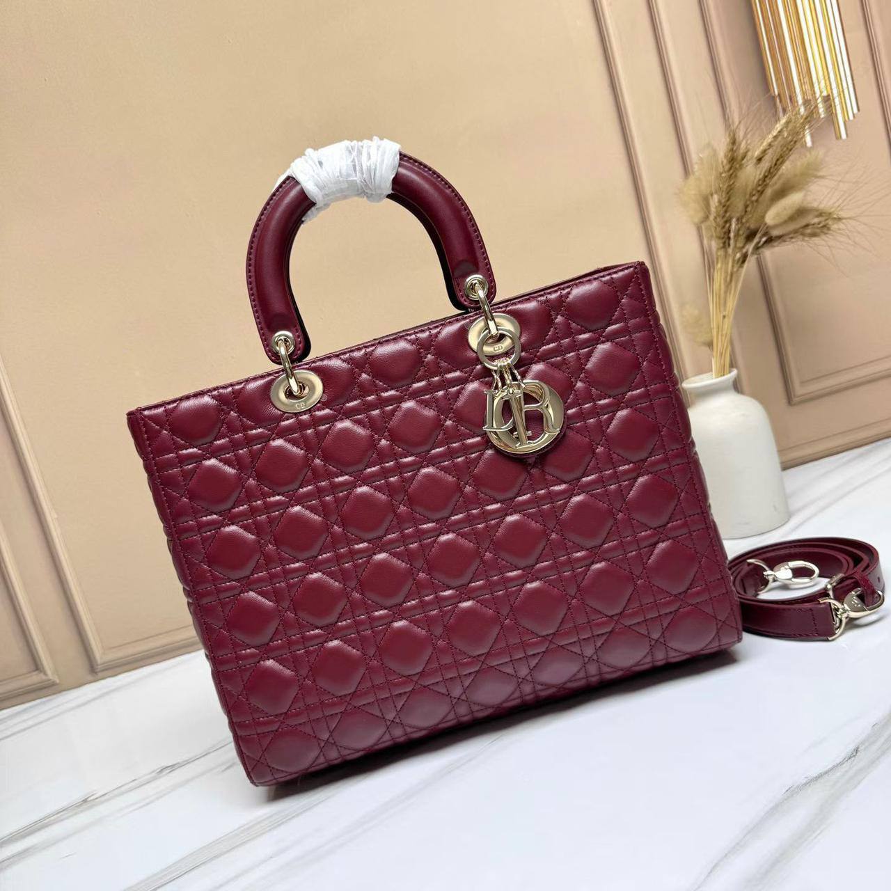 Dior
Master🌺🌺
380 dhs💛

Zain153
♥️♥️♥️