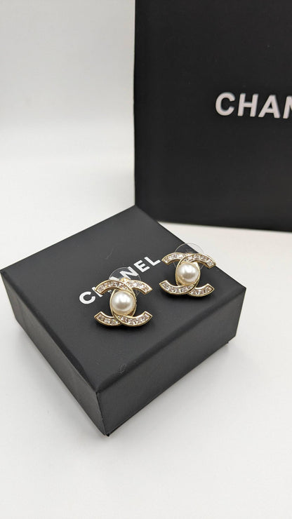 Chanel

normal box🎁

70 dhs❣️

Zain210
♥️♥️♥️