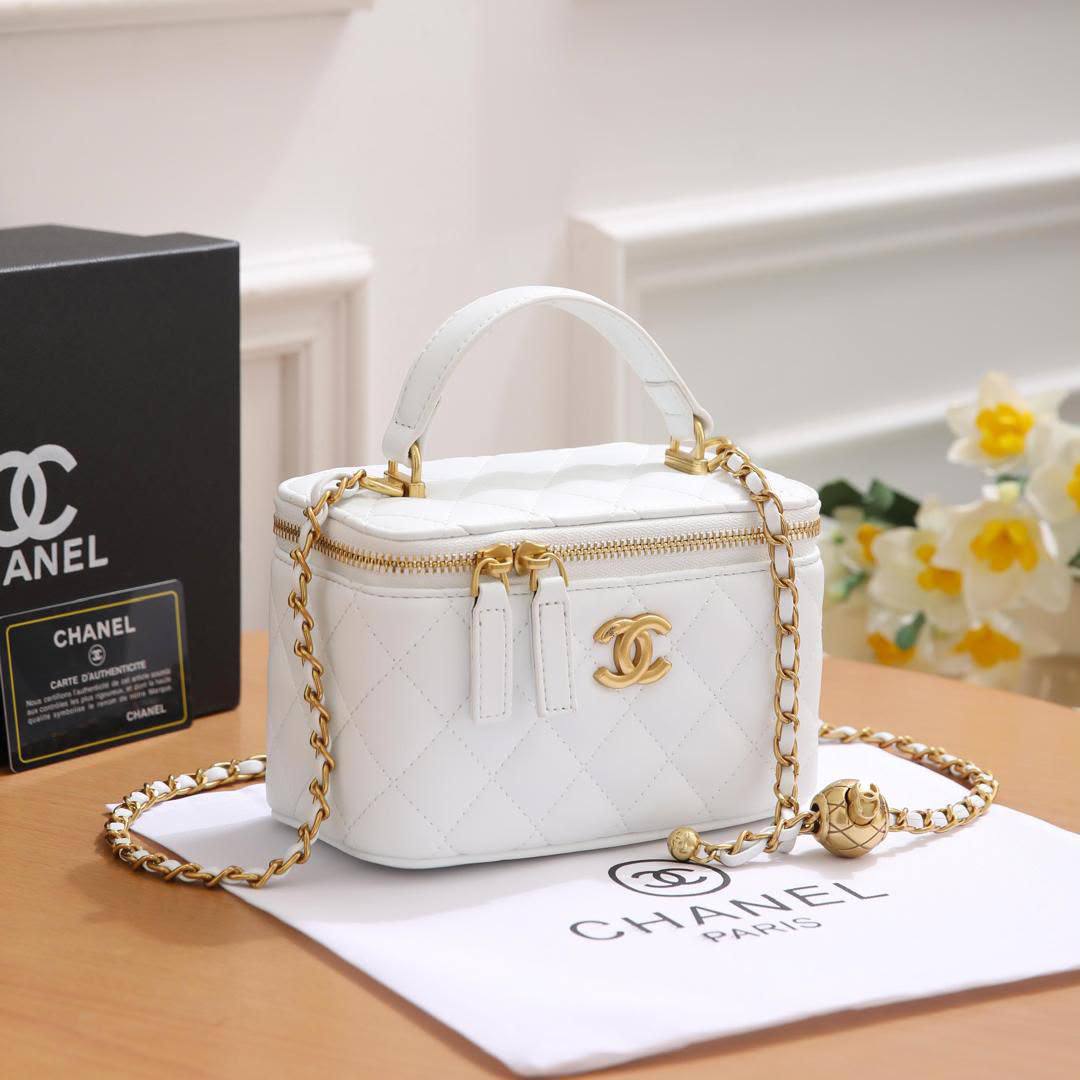 CHANEL 

NEW CAME 

GOOD QUALITY 
WITH BOX  

115 dhs🇦🇪🇦🇪

Zain39
♥️♥️♥️