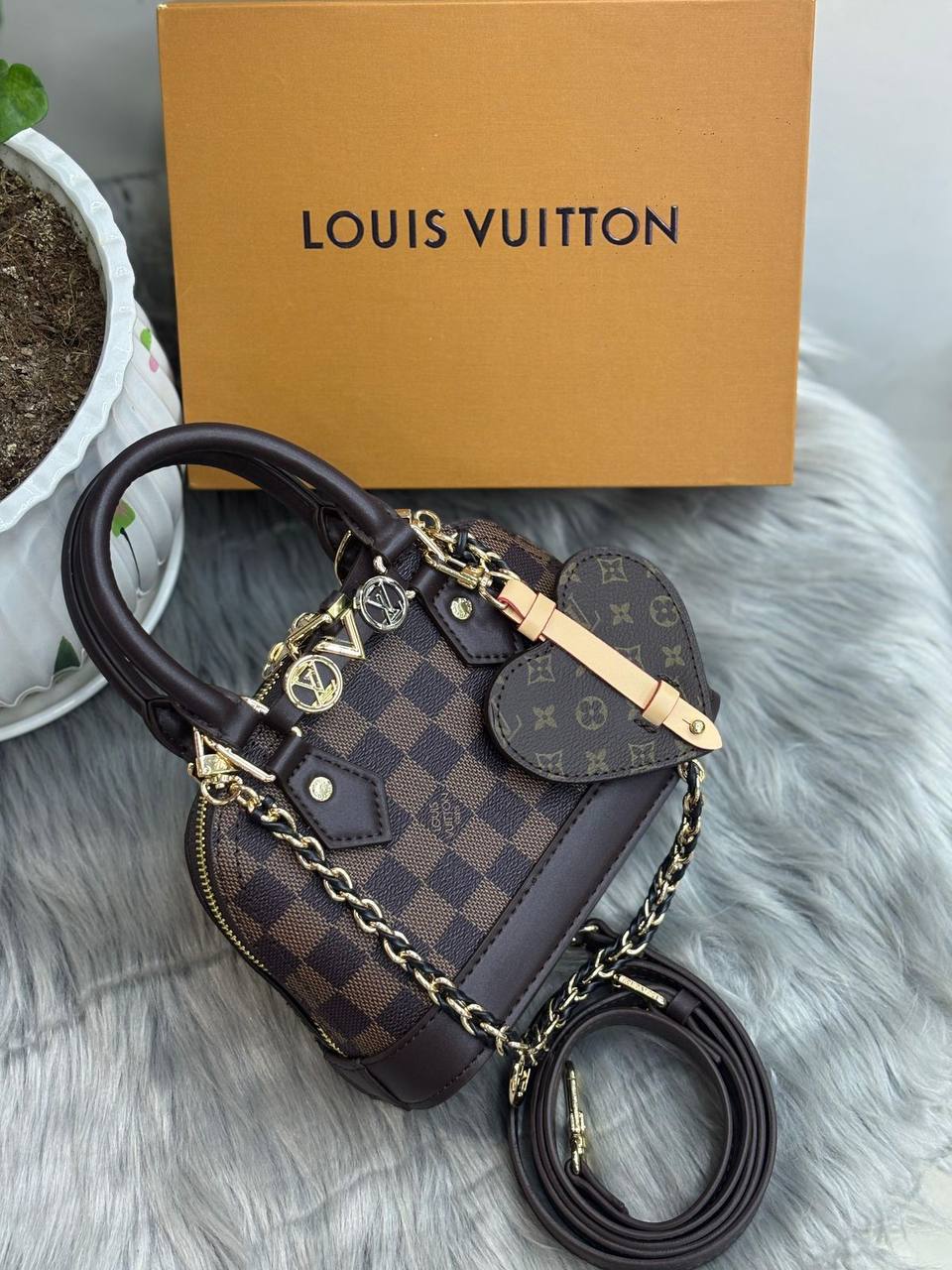 LV ALMA
SIZE  ……… 20CM 
100 dhs✅
With BOX
🎁🎁🎁

Zain244
♥️♥️♥️