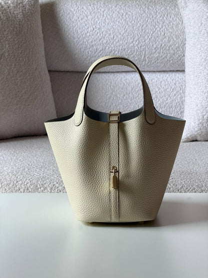 Hermes
picotin 18cm💥Master quality ✅

with box📦

340 dhs✅

Zain52
♥️♥️♥️