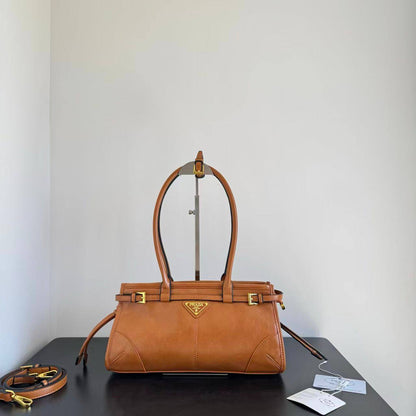 Prada 
          32Cm
260 dhs🪙🌨️

Zain131
♥️♥️♥️