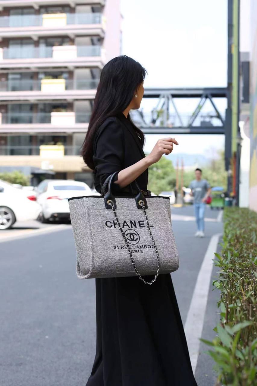 Chanel 
120 dhs✅
size 41cm

Zain161
♥️♥️♥️